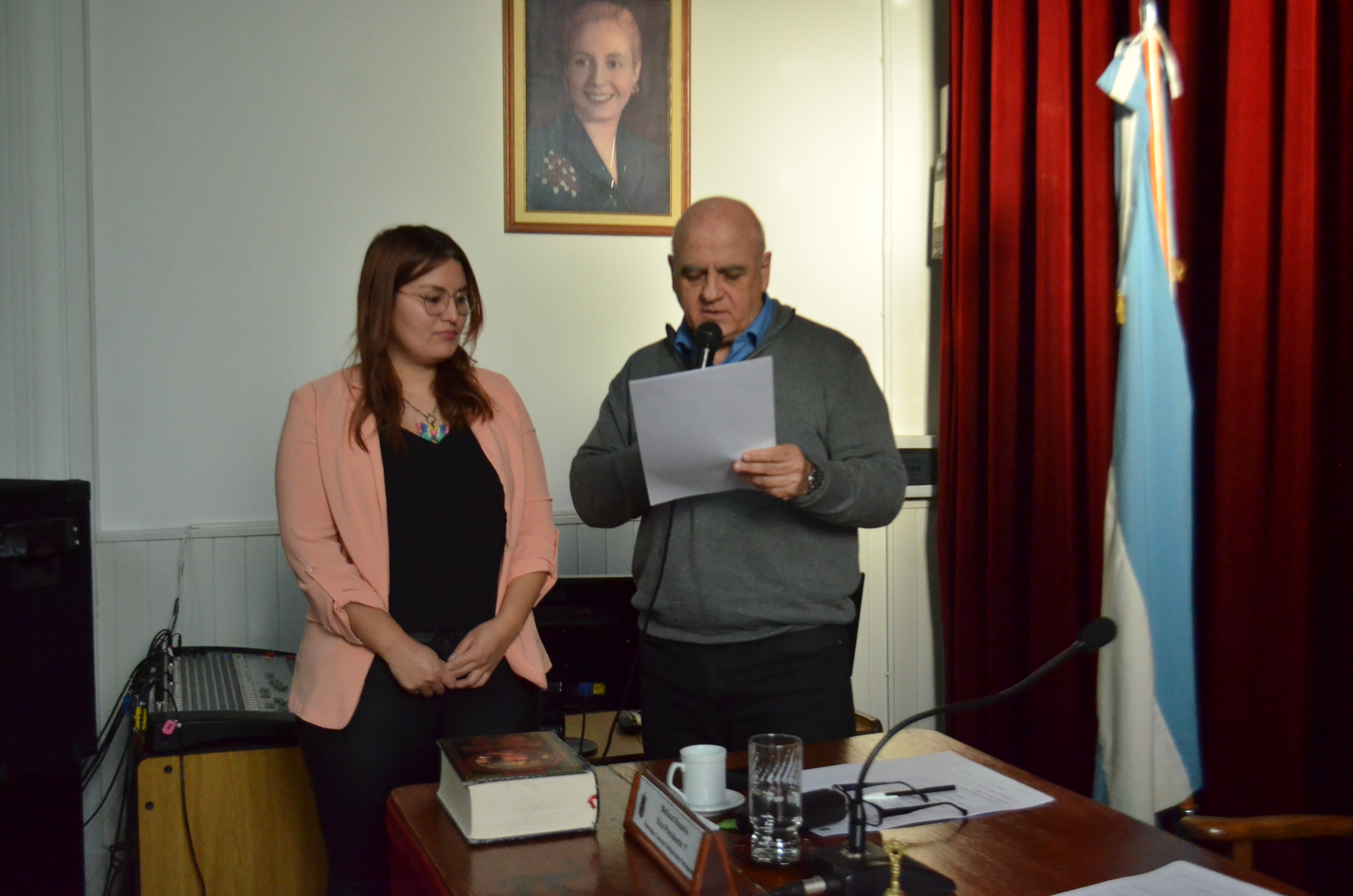 En el Recinto de Sesiones del Honorable Concejo Deliberante de Patagones, se llevó adelante la 9 Sesión Ordinaria, en la misma juró la Concejal Mayra Herschaft en reemplazo del Concejal Ricardo Angos. 